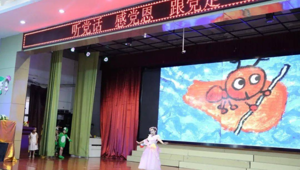 梦到和一群小精灵在月光下举办舞会