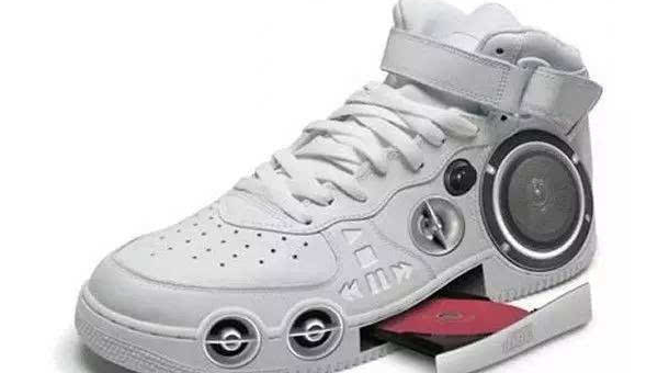 梦到自己的鞋子变成了快速飞行的滑板,速发云资源网