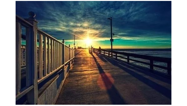 梦到在时光回廊中与不同时期的自己相遇,速发云资源网