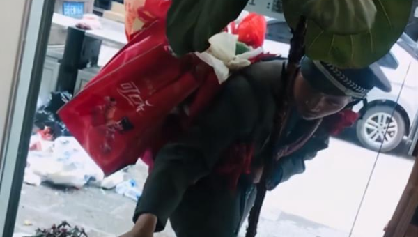 店铺门口放两个红色灯笼风水好吗,速发云资源网