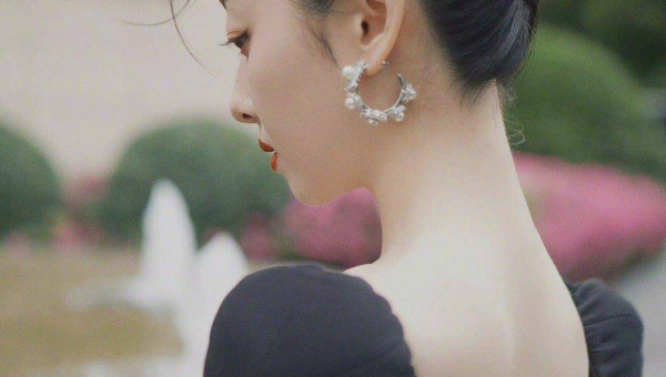 卧室挂羽毛画风水好不好,速发云资源网